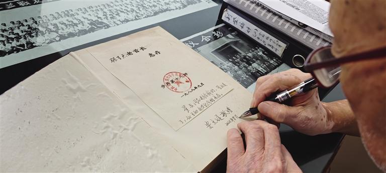 安文迟老人向兰州战役纪念馆捐赠珍贵文献书籍并题字