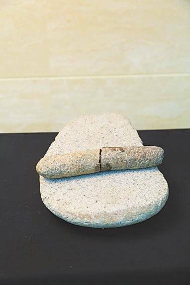 齐家文化石磨盘、石杵　齐家文化博物馆藏