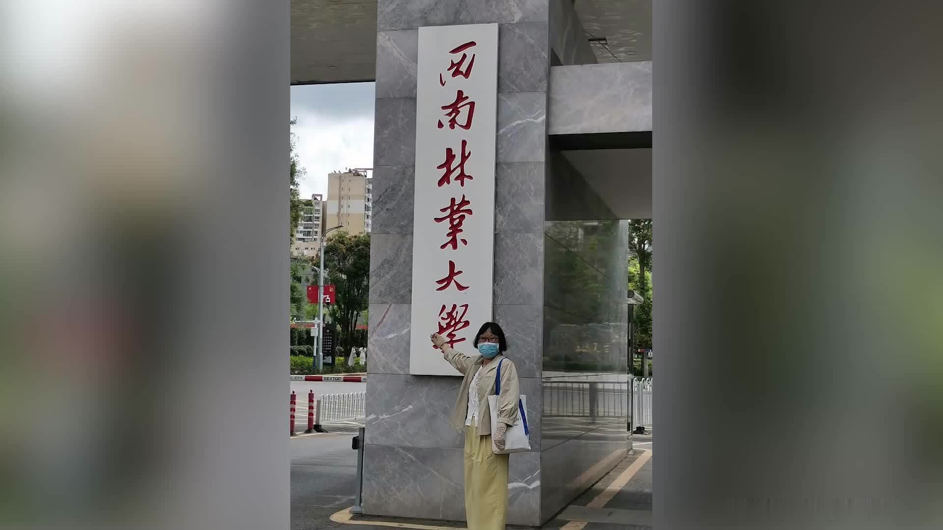 50岁退休阿姨考上研究生：因意外致残，拿儿子的书自学