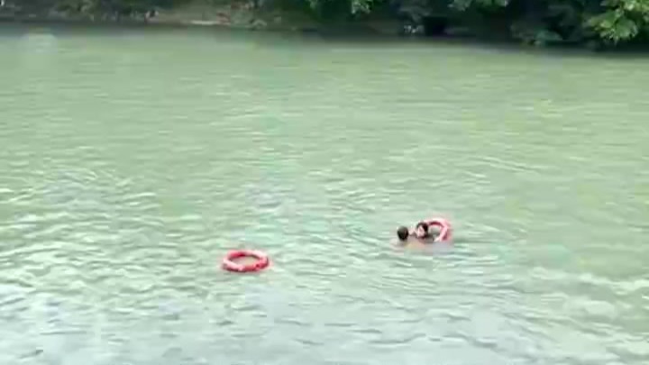 幼时溺水被救，如今跳河报恩！27岁藏族姑娘套救生圈救人，上岸时后怕到哭