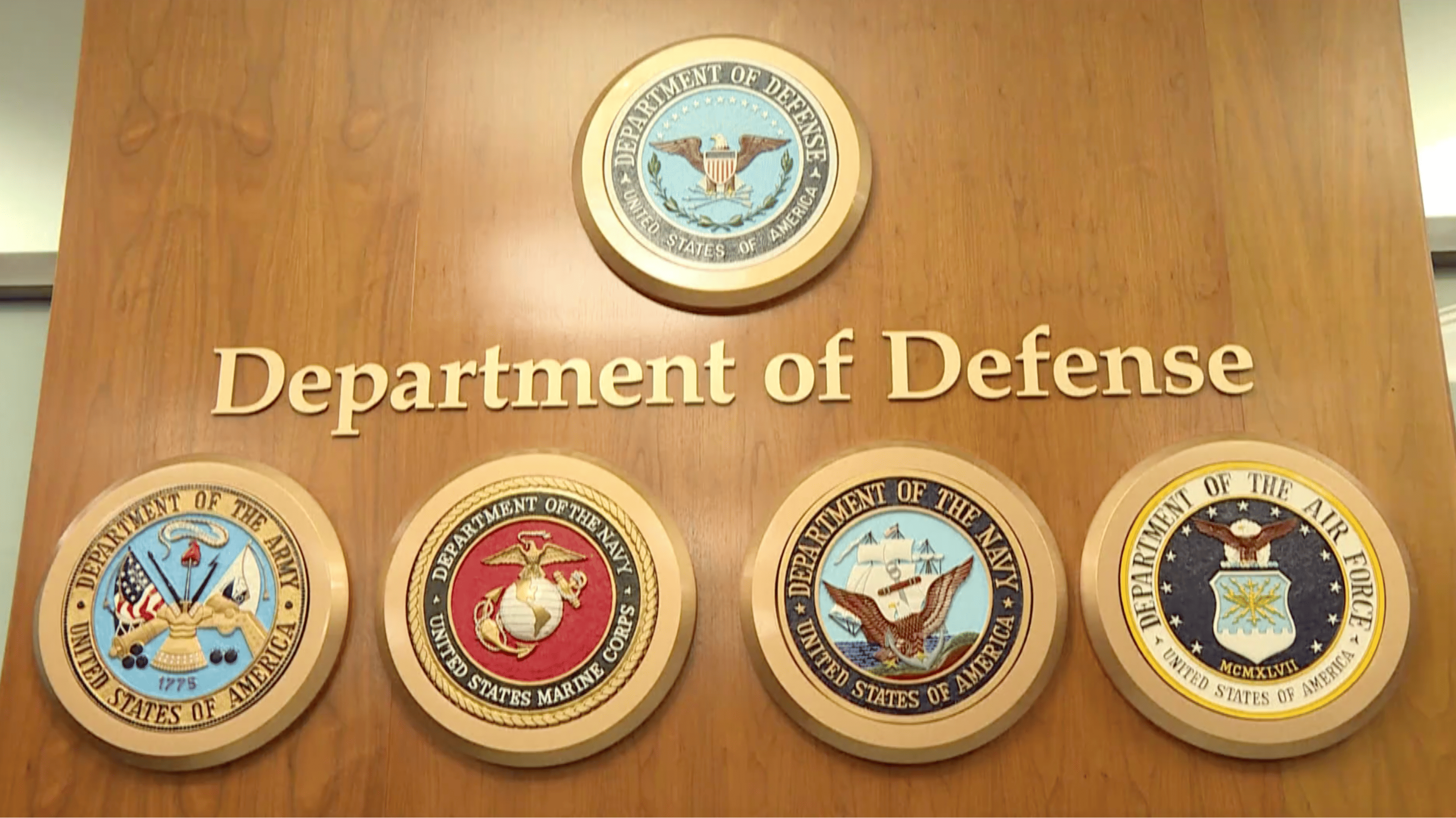 “不能只防御 也需要进攻”！特朗普称将恢复美国防部旧称“战争部”