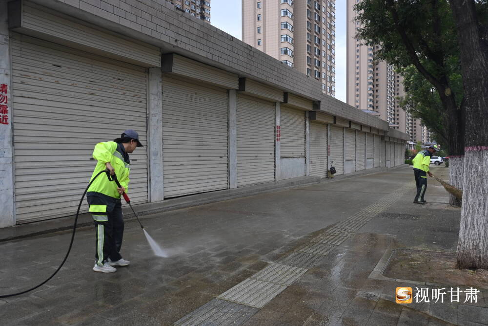 一阵“槐花雨”飘落　甘肃崆峒“美容师”忙起来了