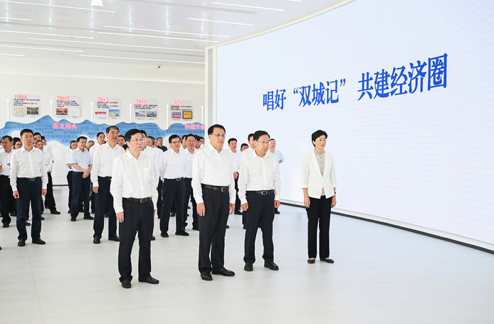 ▲8月26日,四川省党政代表团在庆铃汽车(集团)有限公司考察。记者 苏思 摄