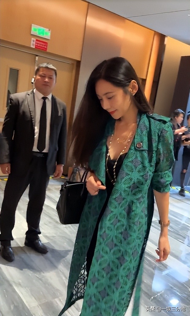 近距离看秋瓷炫，双下巴明显，脸肿的崎岖不平，带着儿子斜眼看人(图27)