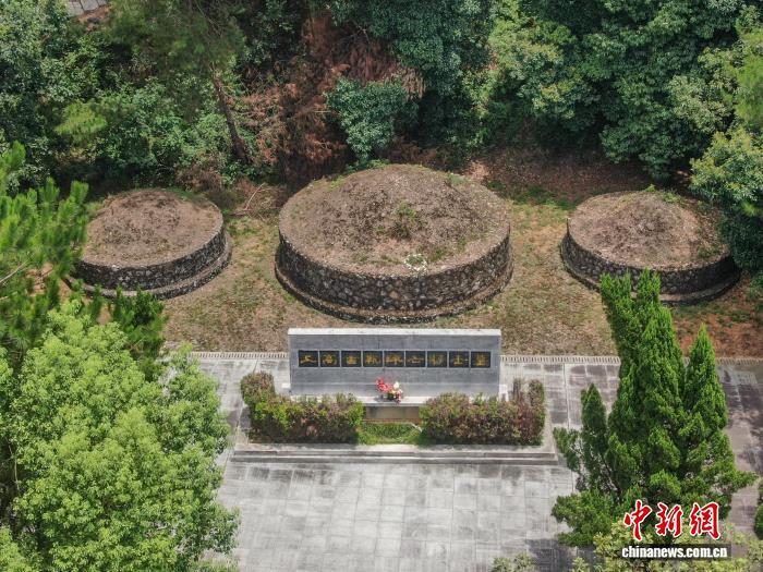 圖為在江西上高抗日陣亡將士陵園，三座衣冠冢靜靜安臥，這里合葬著9000多名犧牲將士。劉力鑫 攝