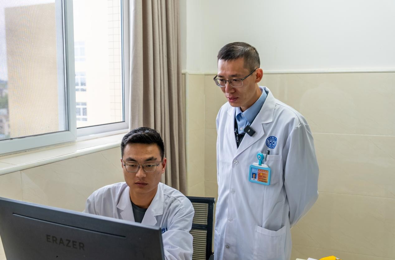 徐鲲杰指导助理医师吴灏研究病例