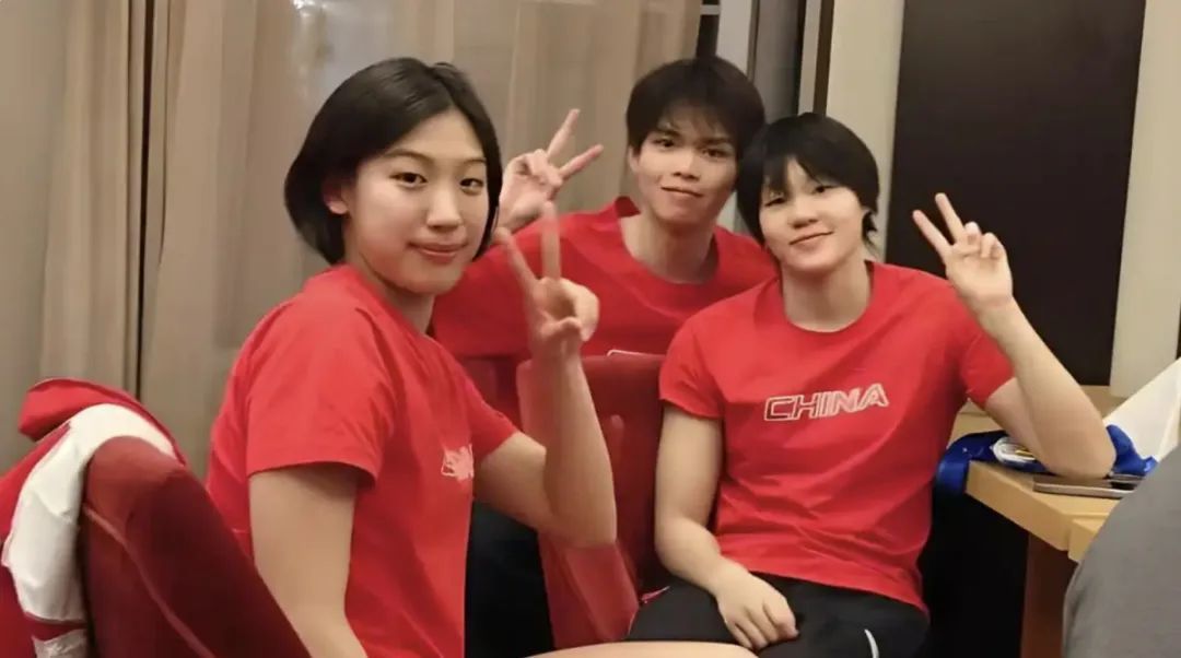 严窕珊(左)和队友杨佩琪(右)、徐海博(中)。图片来源:中国游泳队