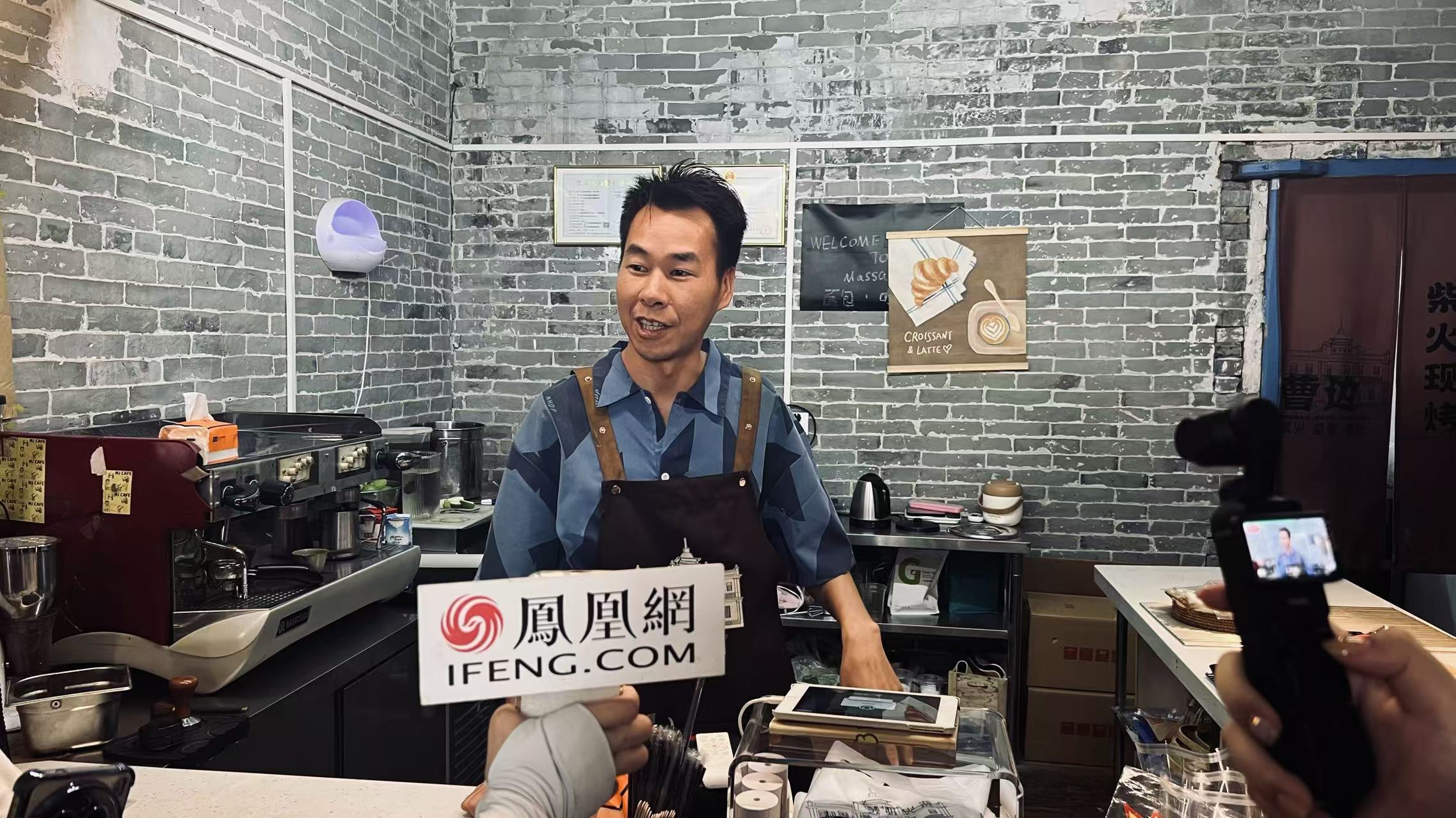 凤凰网广东采访窑烤面包店店主邓长征（拍摄：于清）