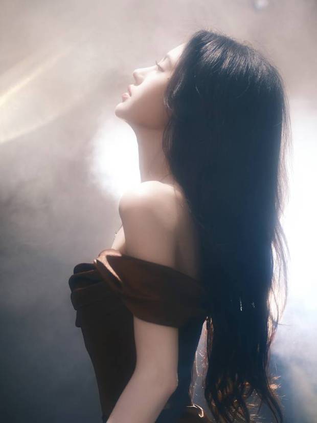 鞠婧祎一袭流光抹胸裙氛围感超绝