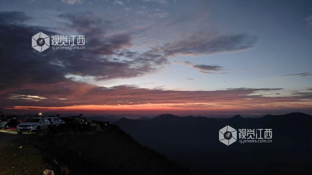 2025年8月24日，江西遂川與上猶交界的筑峰頂迎來絕美時刻，天空被染成橙紅，云海翻涌似人間仙境，山巒在光影中若隱若現，吸引眾多游客奔赴，沉浸式感受大自然的氣息。
