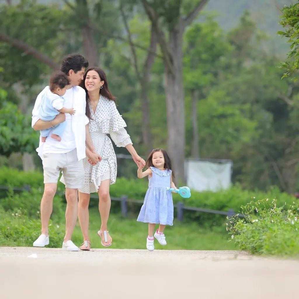 钟嘉欣结婚9年现婚姻危机,自认多次被老公投诉,网友:已存在问题(图7)