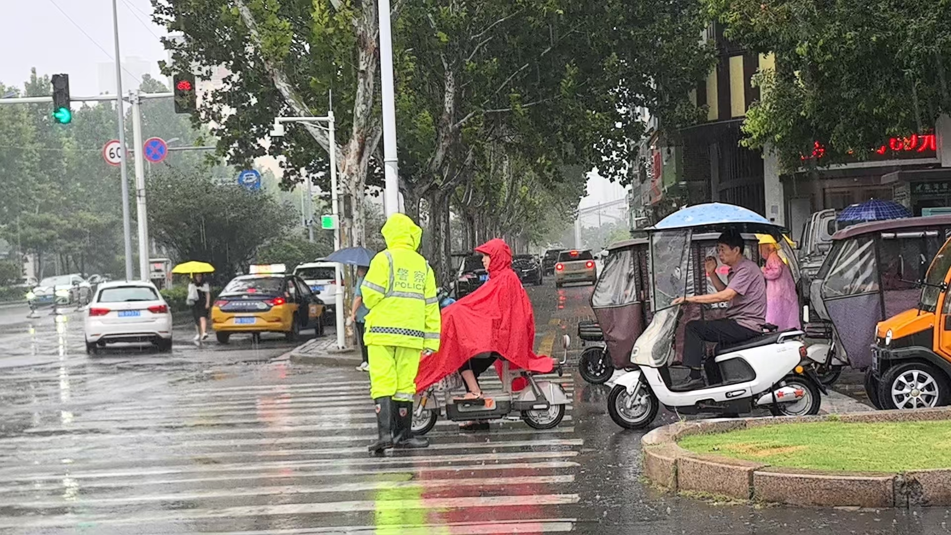 商丘交警積極應對強降雨全力保障道路安全暢通呈現亮麗“警”色