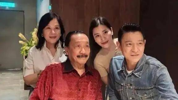 64岁刘德华陪伴朱丽蒨，回娘家温馨画面，舅家富豪低调不张扬封面图