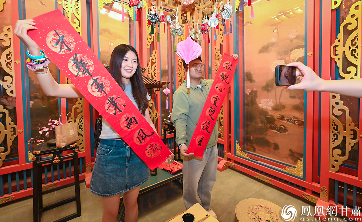 鹊梦新风•缘定金城——2025“我们的节日·七夕”主题活动现场,青年男女以墨传情。