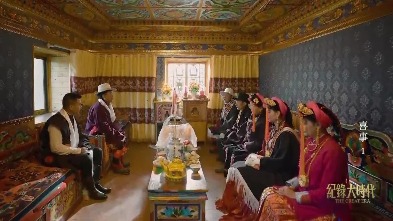 探秘藏族婚礼：嫁妆沉甸甸承载爱意，送亲队伍启程前，新娘家送上神圣唐卡