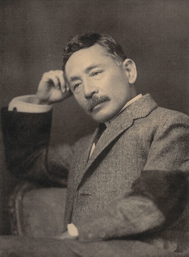 1912年，漱石于明治天皇驾崩时的留影，左手戴黑纱