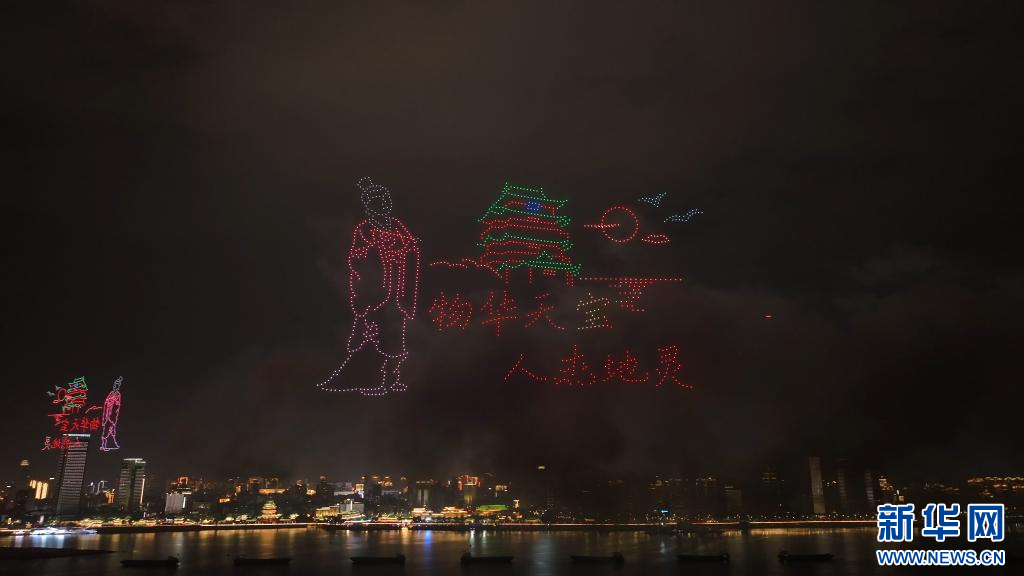2025年南昌市迎春烟花晚会上，2660架无人机在赣江上空组成不同的字样和造型。新华网发