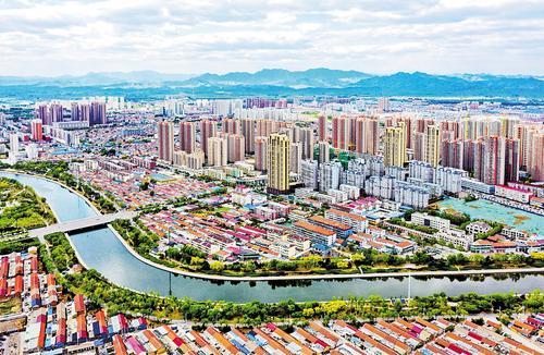 近日拍摄的遵化市主城区俯瞰图。 徐贺齐摄