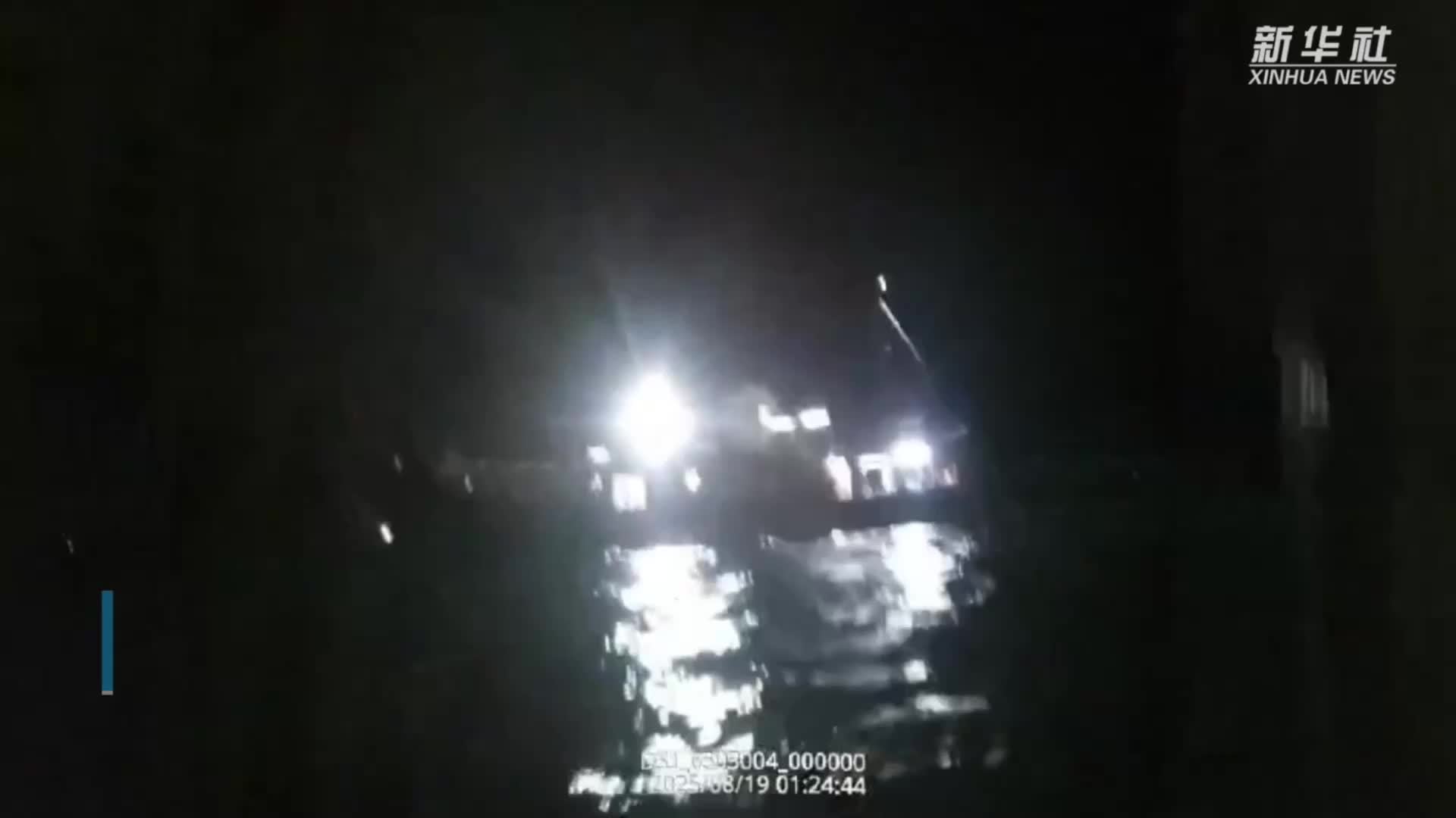 广东一渔船破损进水8人被困 在海警驰援下脱险