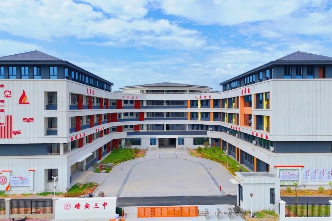 從校門步入校園