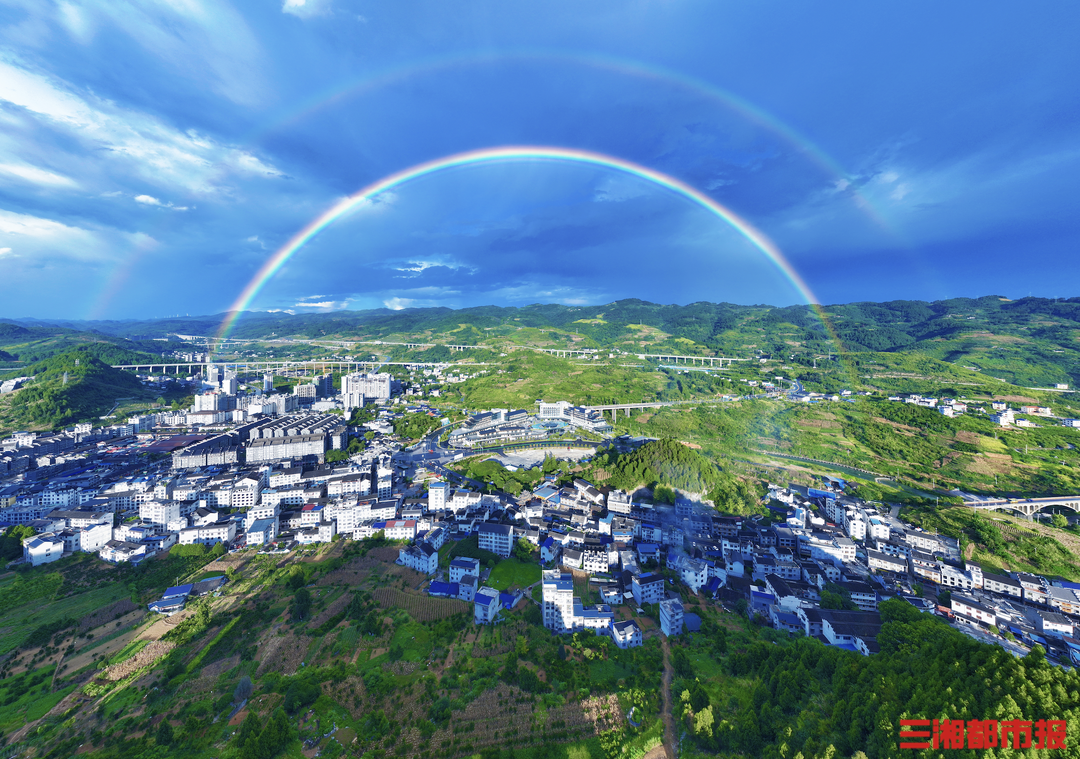 芙蓉镇双彩虹。景区供图