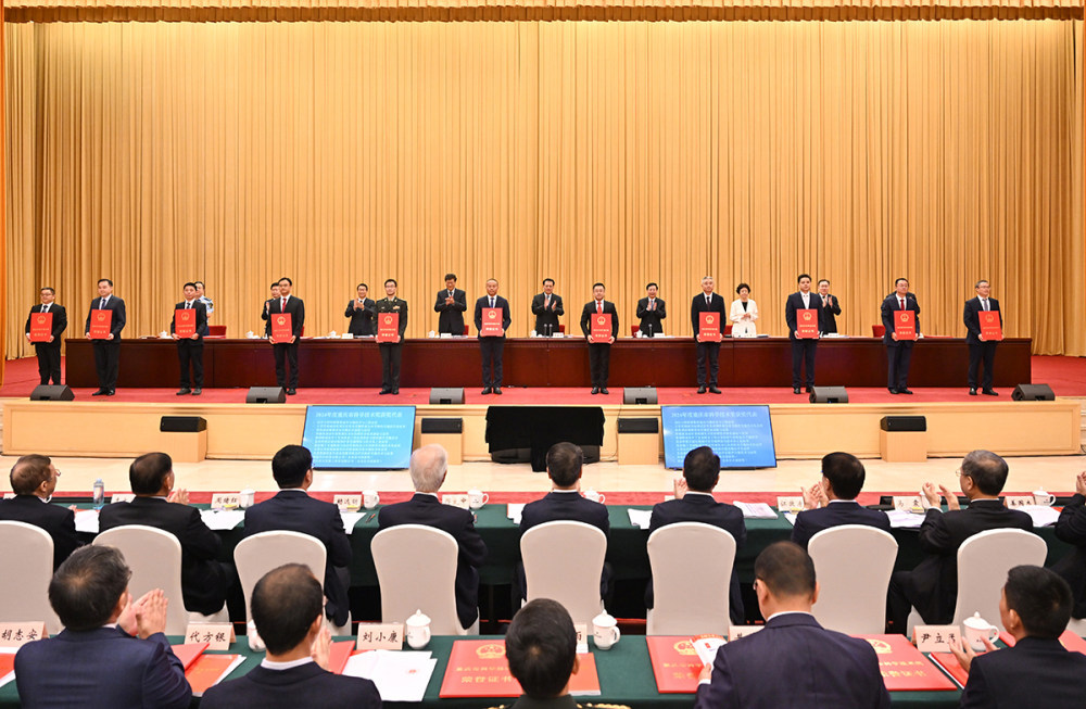 ▲袁家军、胡衡华、王炯、程丽华等为重庆市科学技术奖获奖代表颁奖。记者 刘力 摄