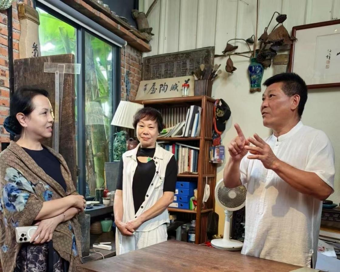 陈平（左一）在广州中山小榄镇与石湾泥塑传承人何湛泉夫妇交流。