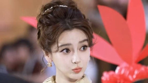 杨颖穿长款棕色风衣笑容甜美