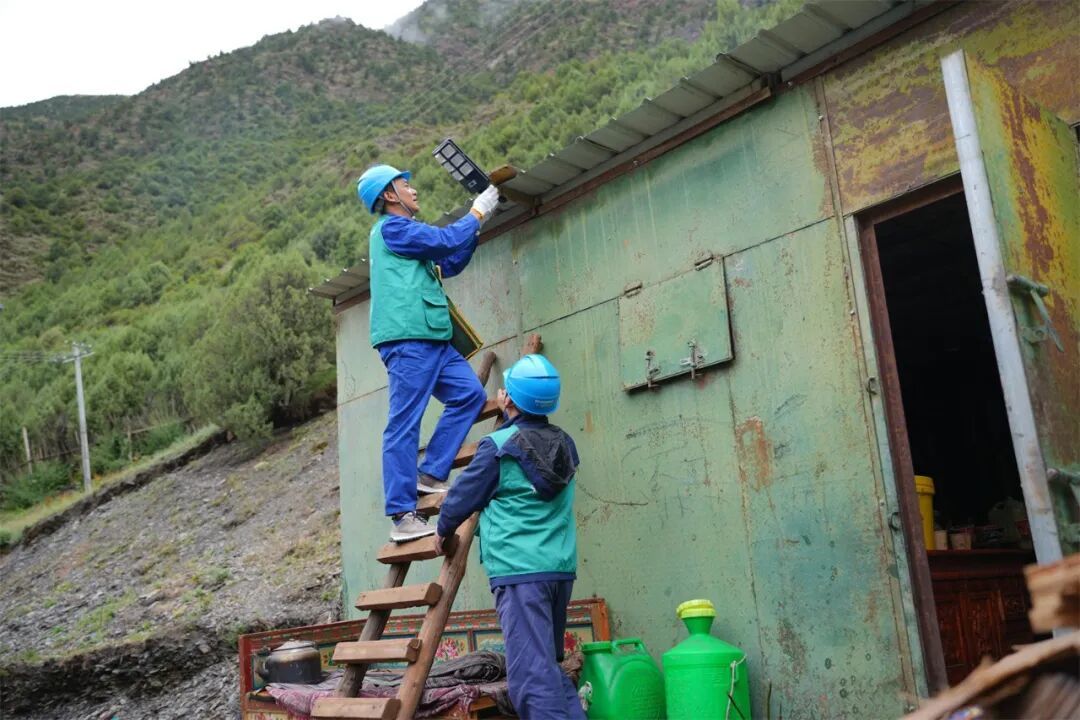 小草志愿服务队给藏族同胞安装光伏路灯丨王柳 摄