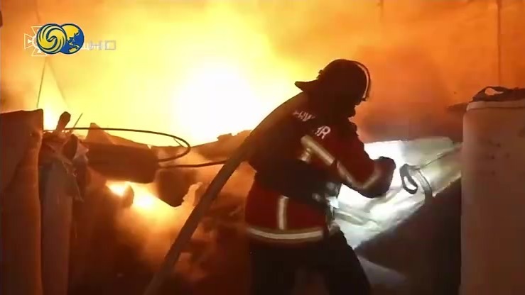 俄乌无人机互袭，苏梅仓库被炸起火