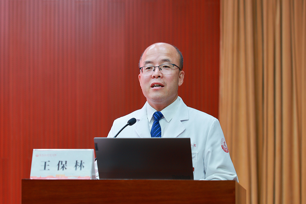 河北医科大学第三医院副院长王保林宣读《河北医科大学第三医院职工心理赋能工程实施方案》