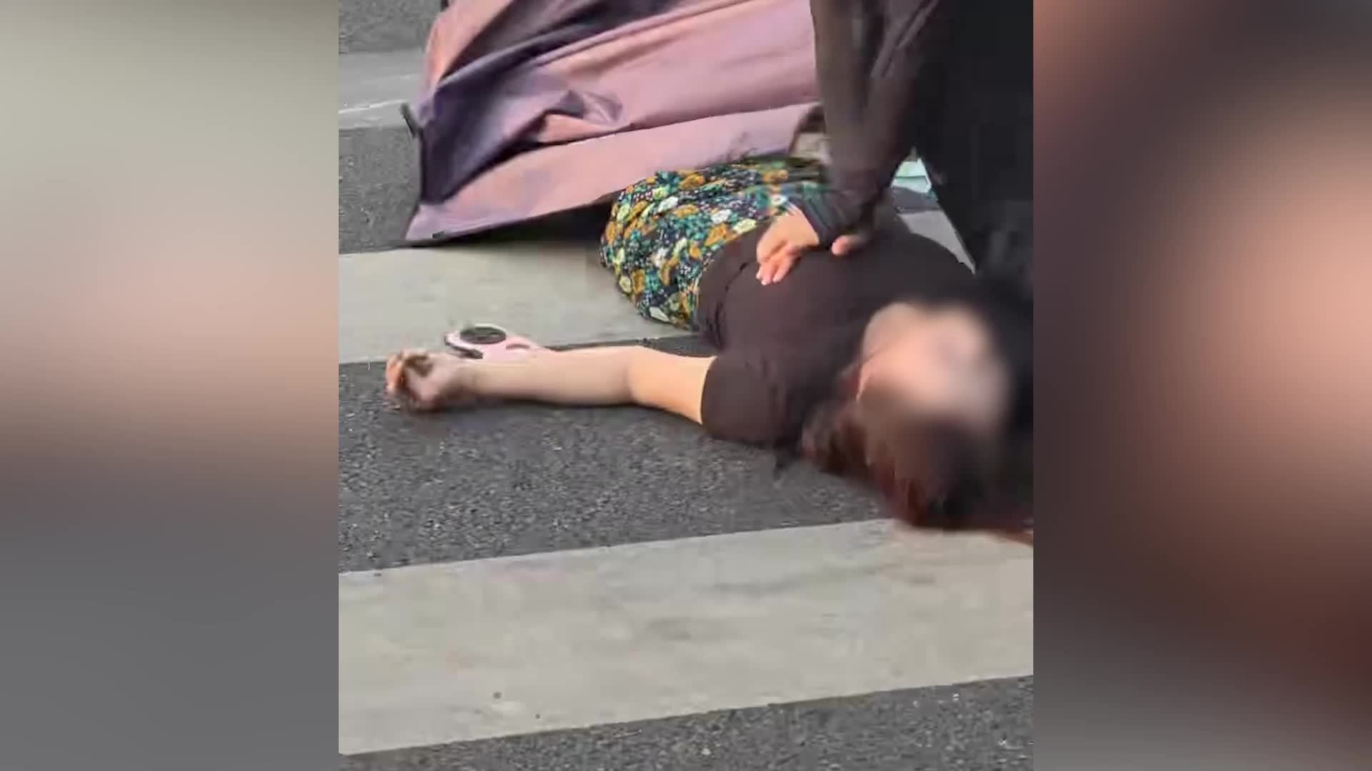 两女子接力救援倒地女子，救人者：自己是医务工作者，救人是本能