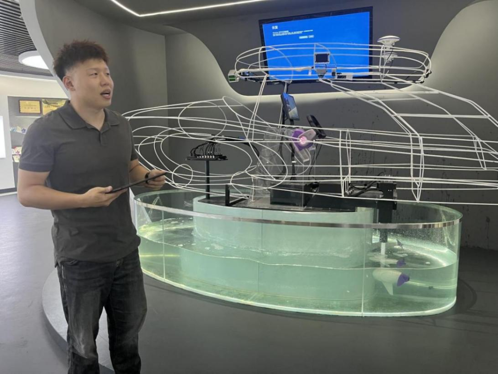 8月12日，欧卡智舶工作人员介绍船舶智驾技术。 新华网 郝云菲摄