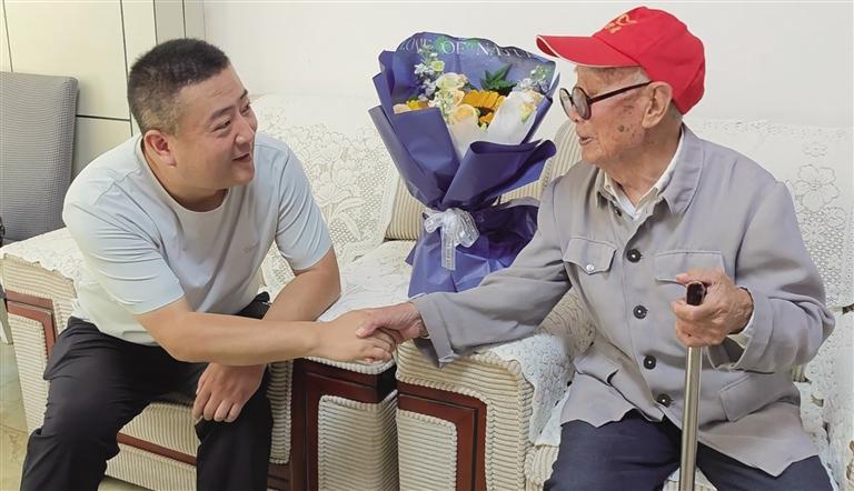 兰州战役纪念馆工作人员看望常治均老人