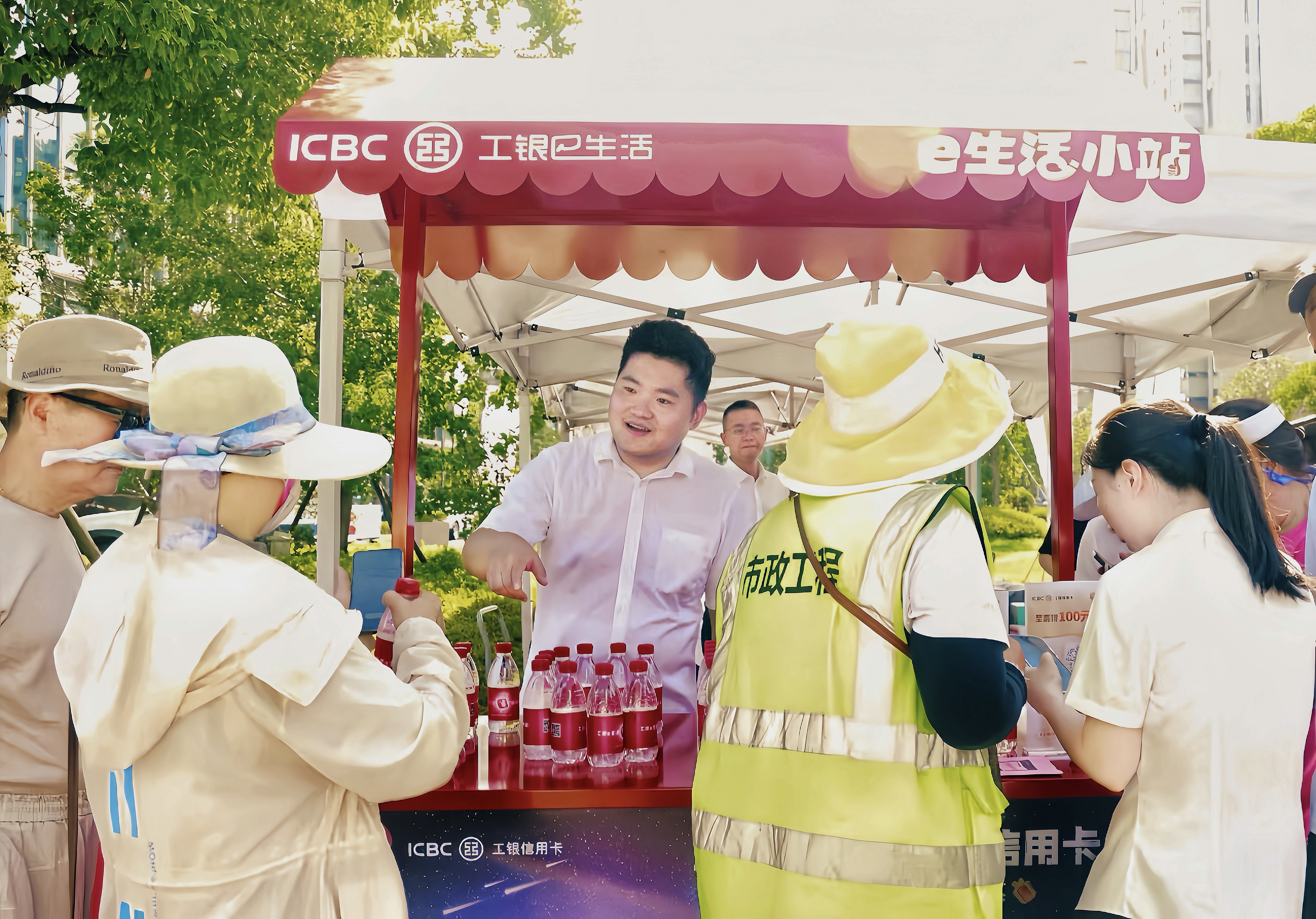 图为2025年全民健身日皮划艇主题活动(宁波站)暨“工商银行”杯宁波皮划艇挑战赛活动现场,工行宁波江北支行设立专属服务点为参赛选手、观赛市民及游客免费提供饮用水等防暑降温物资。(摄:李响)