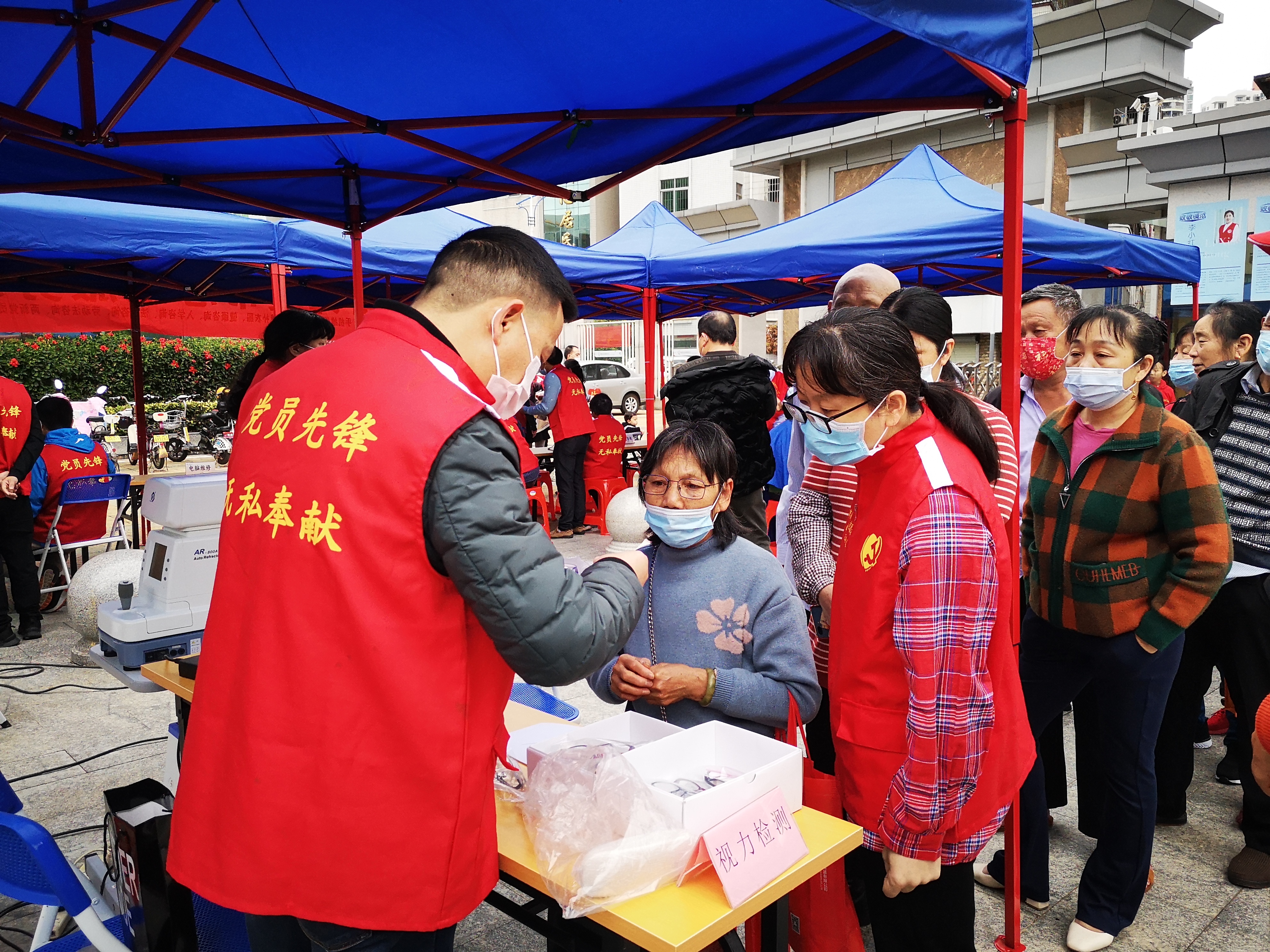 800余场志愿服务活动15万人次温暖传递 横岗街道“雷锋集市”温情走过15周年