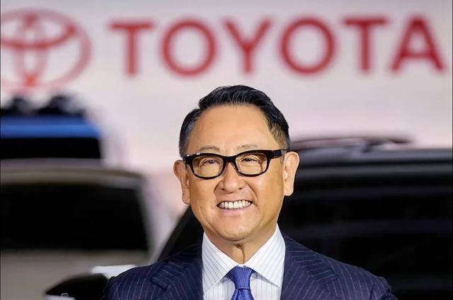 丰田第六代混动系统一箱油跑1400公里,电车该何去何从