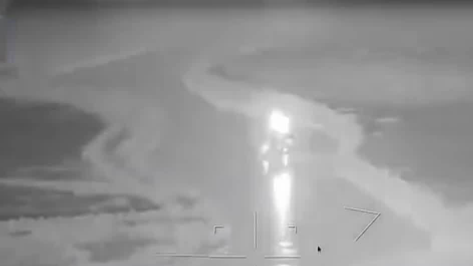 俄军击沉乌军侦察舰，乌军袭击俄罗斯炼油厂