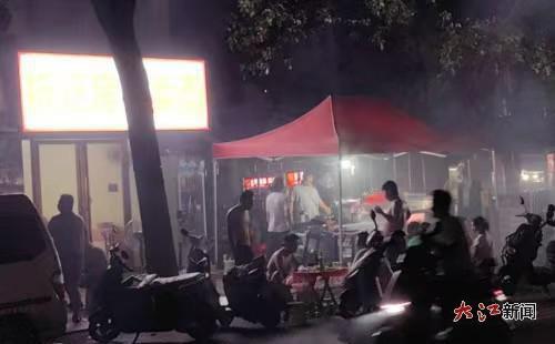 在夜间经营的烧烤摊(网友供图)