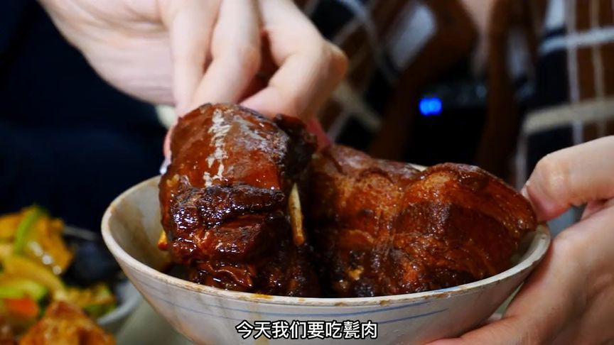 韩国兄妹第一次吃甏肉，看呆老板：三口一块，浇上汤汁直接光盘