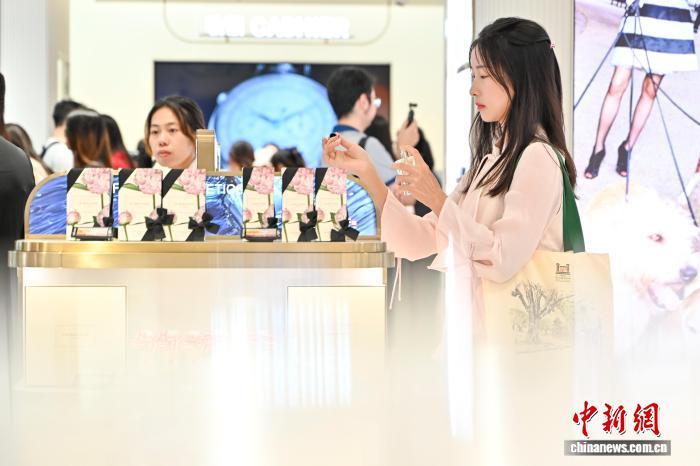 图为消费者在免税店内挑选商品。中新社记者 陈骥旻 摄