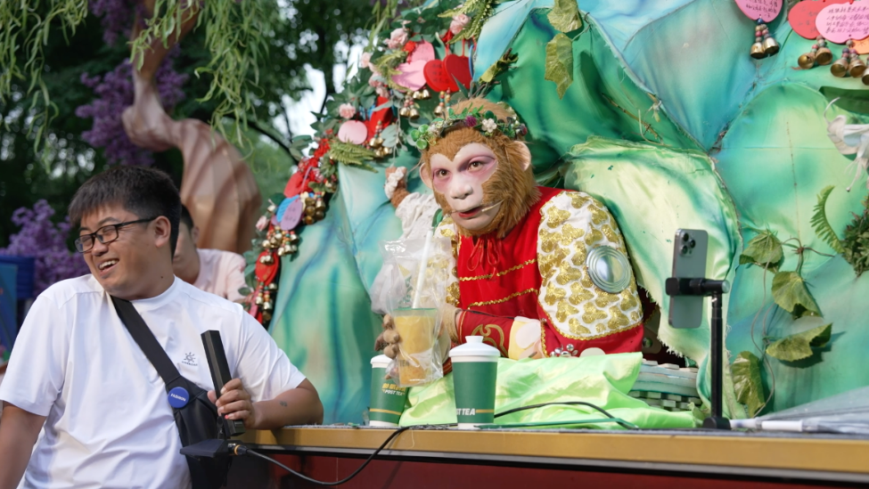 “雪饼猴”自述从被抽耳光喂鼻屎，到被万人投喂得糖尿病，“你们看到的搞笑直播，是我在五行山下的五百天”