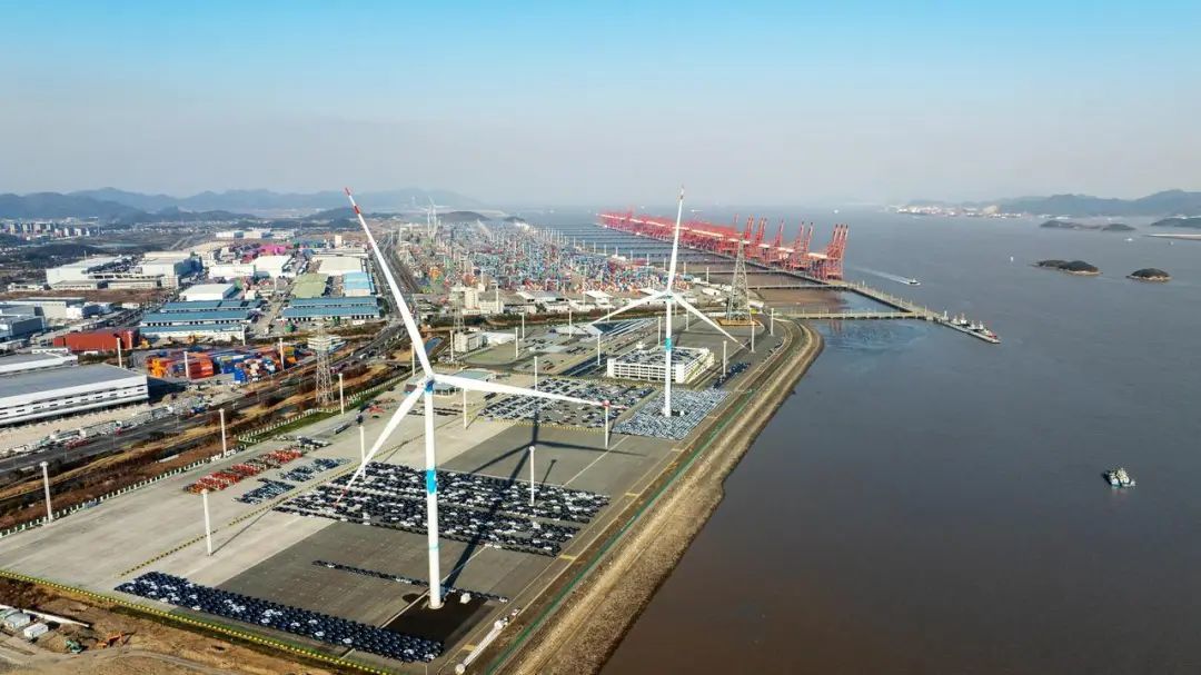 宁波舟山港梅山港区风光储一体化项目。宁波市生态环境局北仑分局供图