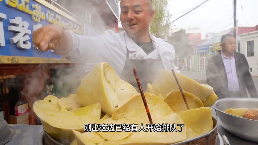 新疆街头小吃羊杂7元边开吃，每天2小时就卖光了，太香了！