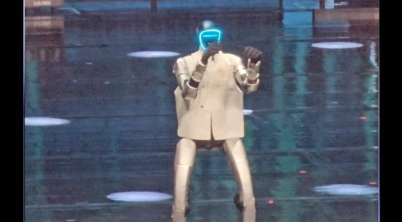 机器人来河南都得会武术，表演结束后还不忘给自己鼓掌