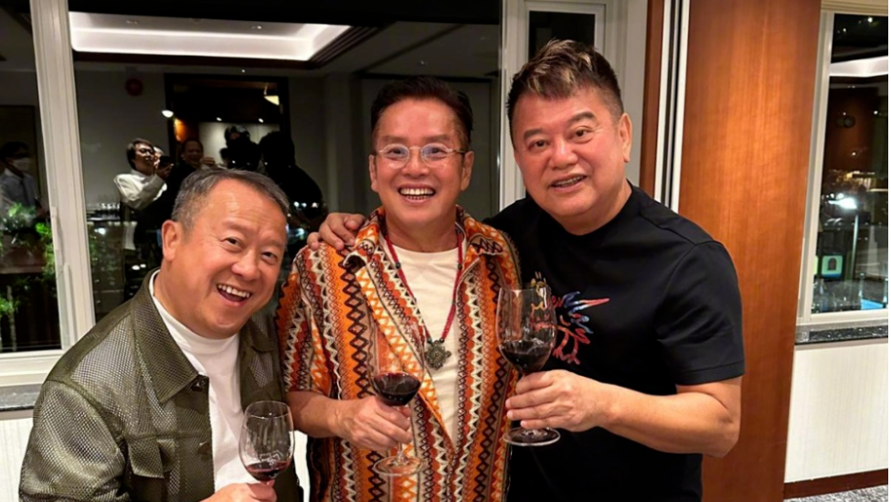 谭咏麟75岁生日破冰局！与陈百祥揽颈合照，曾志伟笑逐颜开，明星足球队20年恩怨终和解？封面图