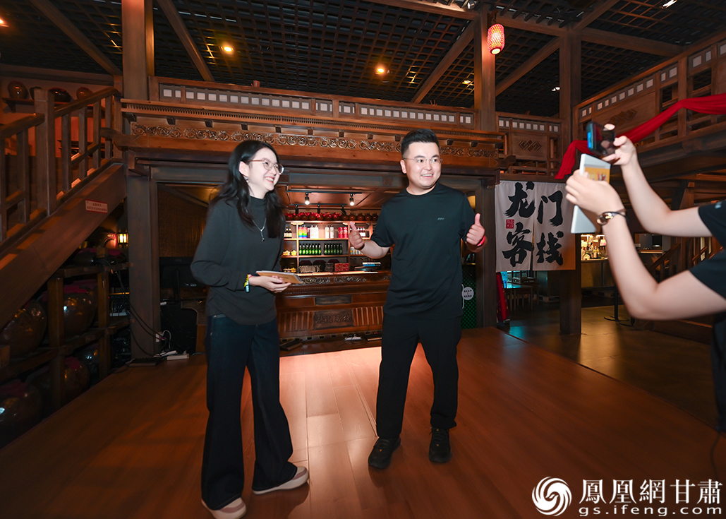 经典爱情电影演绎环节“笑”果拉满