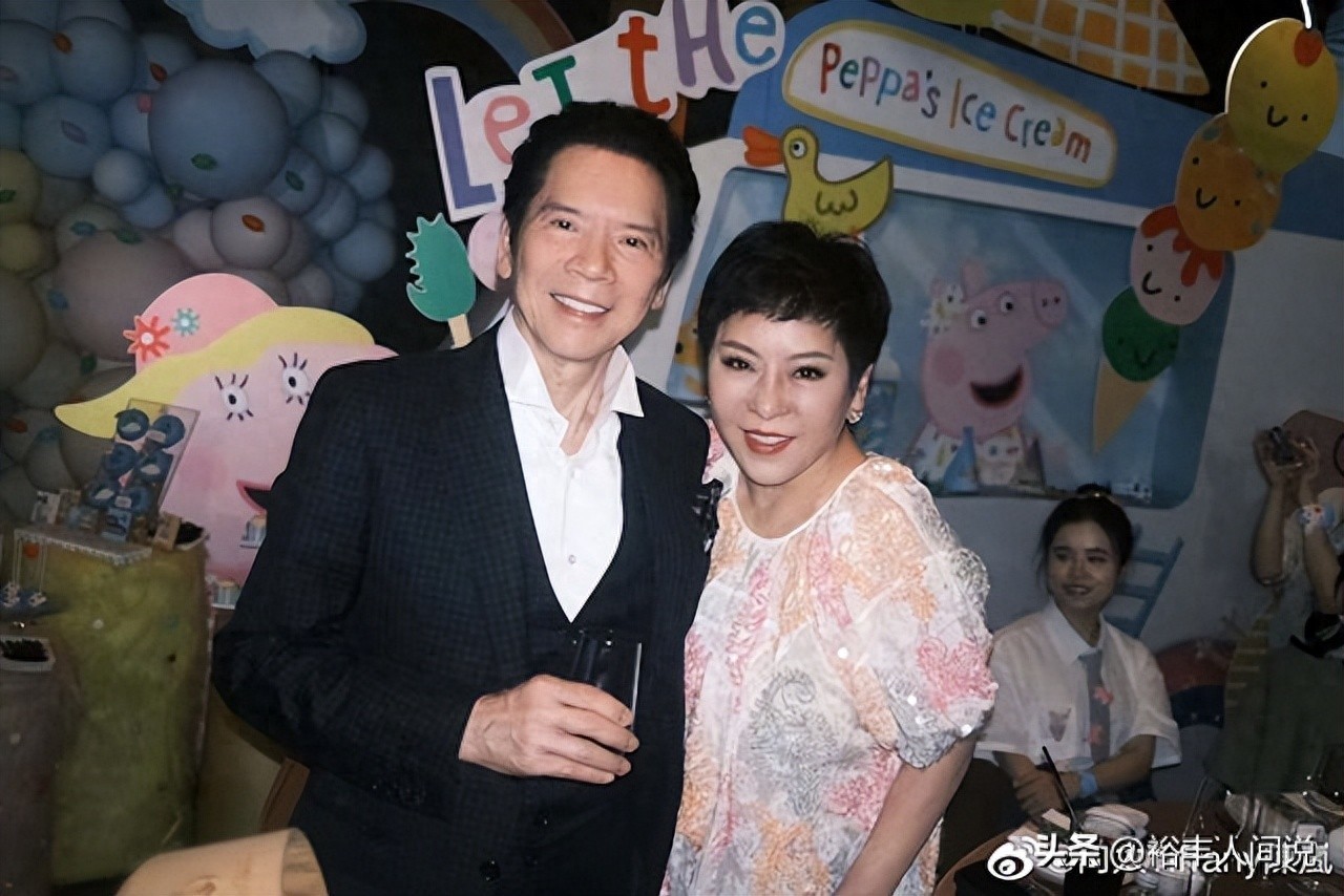 曝向佐疑欠债800万4年不还！知名歌手发视频控诉，向太评论区沦陷(图1)