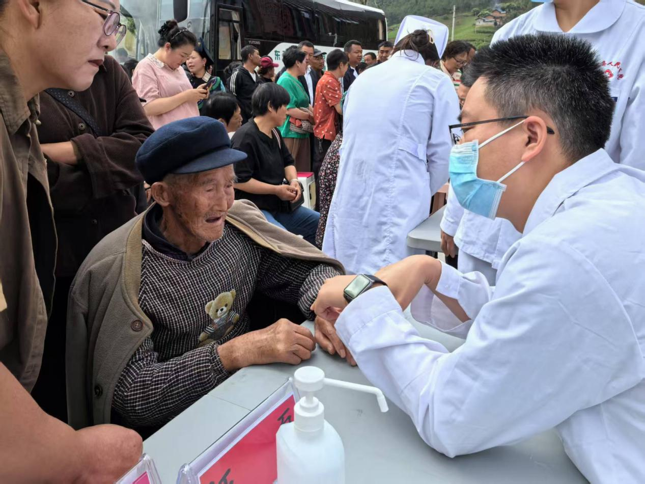 宁波帮扶医生正在为当地百姓问诊