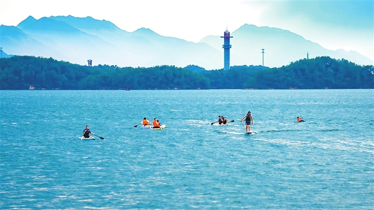 游客在庐山西海玩水上项目。（黄 杰 摄）